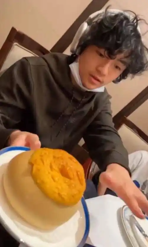 近照,皮肤黑的发亮爆炸头,胡子拉碴不像父亲谢霆锋_lucas_谢振轩_妈妈