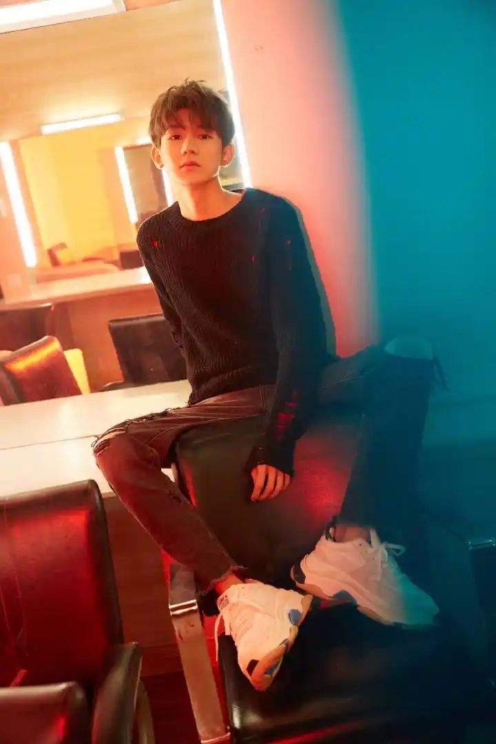 tfboys分享200227分享王源直角肩系列身材和颜值都超绝