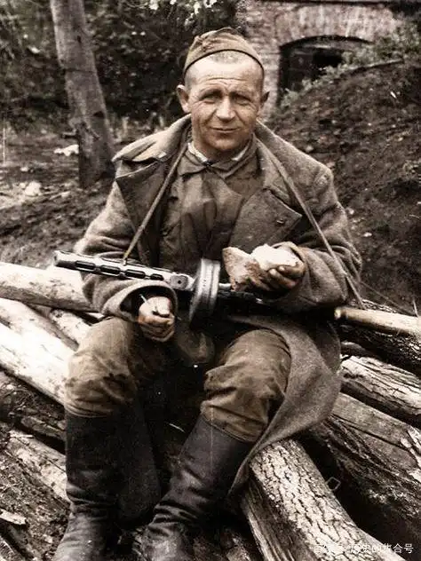 二战苏联士兵老照片,手里"真家伙"格外亮眼,波波沙成为经典!