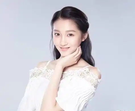 关晓彤七夕不跟鹿晗撒糖,扎冲天辫捧美食扮萌,吃营养餐不浪费_节日