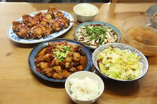 朋友来家里吃饭,做了豆瓣鸡,大闸蟹,清蒸鱿鱼