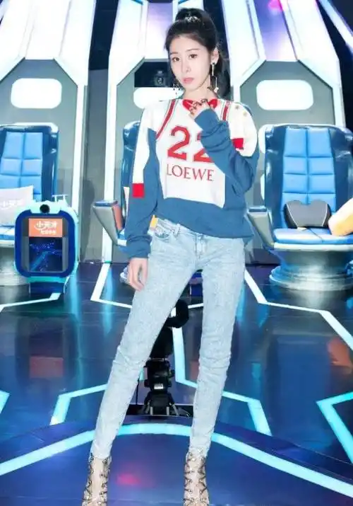 张碧晨假的1米68?卫衣 休闲裤出街腿这么短,只有1米6吧!