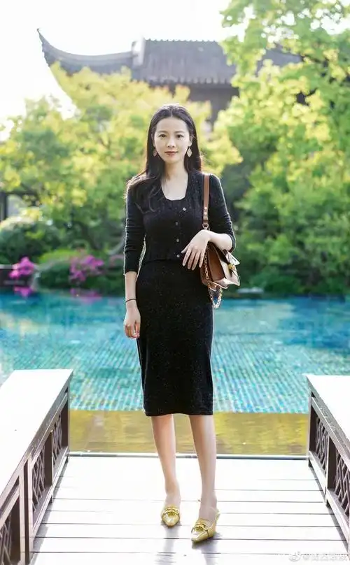 三十岁的女人更注重生活品质,精致的服饰搭配,显得成熟又稳重