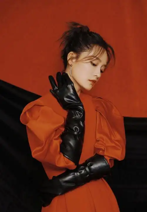 李沁穿灯笼袖红裙腰肢纤细戴皮手套显霸气