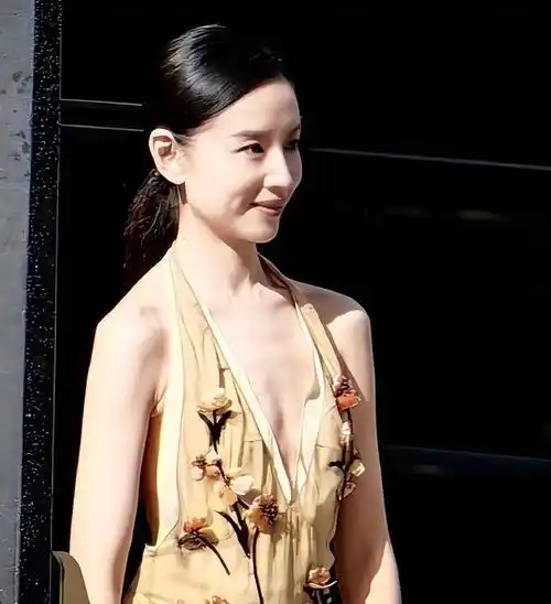 董洁在巴黎街头减肥了吗?瘦不是万能的,时尚与健康的辩证之美!