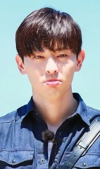 7位男明星嘟嘴合集王一博肖战有夫妻脸邓伦撒娇像萌娃李现嘟嘴超凶