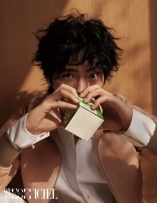 井柏然慵懒羊毛卷封面曝光目光深情化身春日暖阳