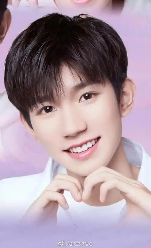 王源比心大合集,接受刚哥的爱心吧