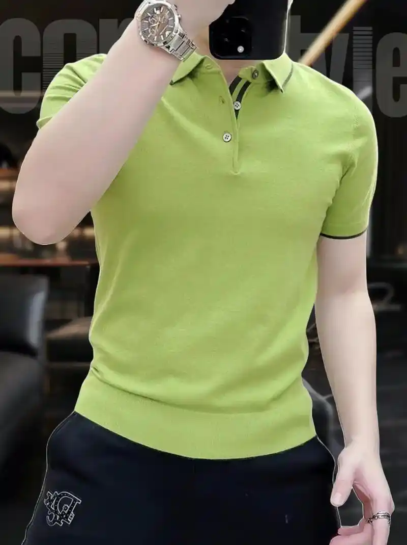 男神们~春夏新款潮流时尚翻领针织衫,这款针织衫采用精选面料,柔软