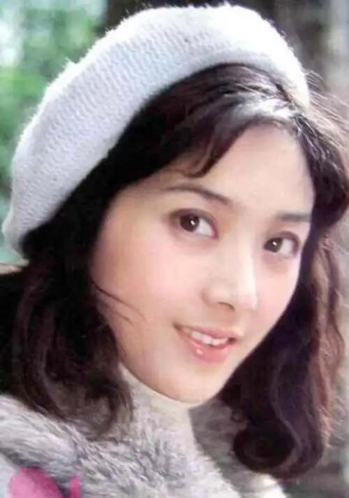 上世纪80年代,女演员龚雪红极一时,人们都在模仿她的发型,她的装饰