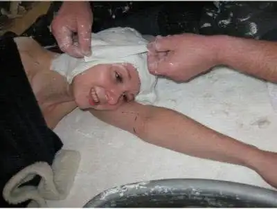 男子痴迷美人鱼借助女友做了个美人鱼石膏模型成品让人乐坏