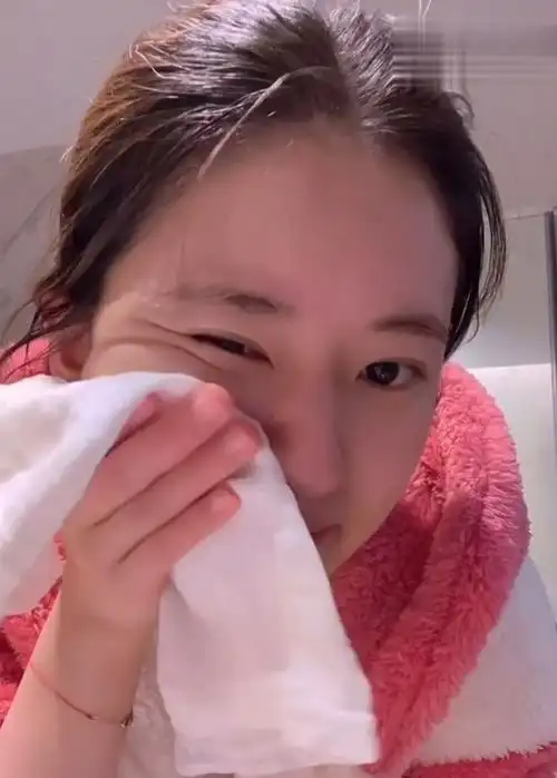 更有意思就是,赵露思卸妆的样子好认真,非要把脸上妆容卸得干干净净