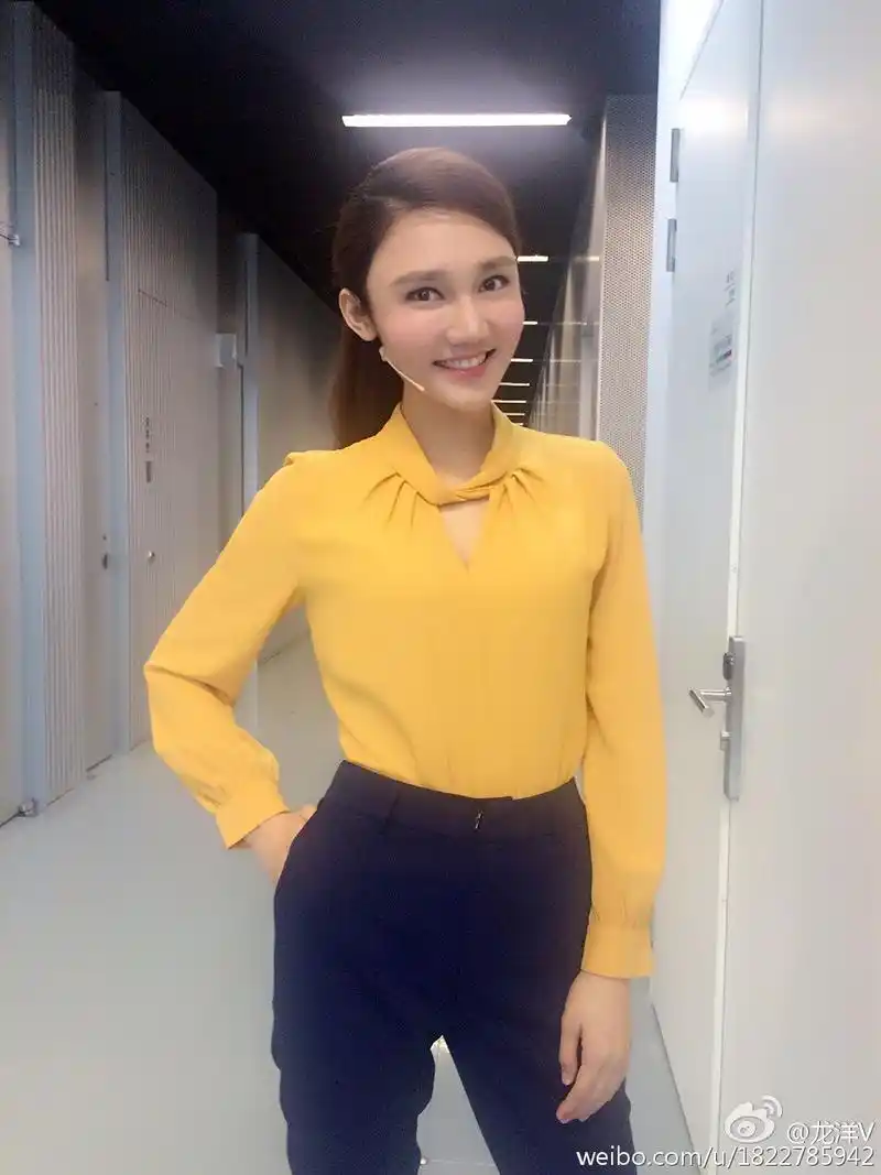龙洋,身为央视主持人的她,穿衣搭配起来一点也没给央视丢脸,龙洋外向