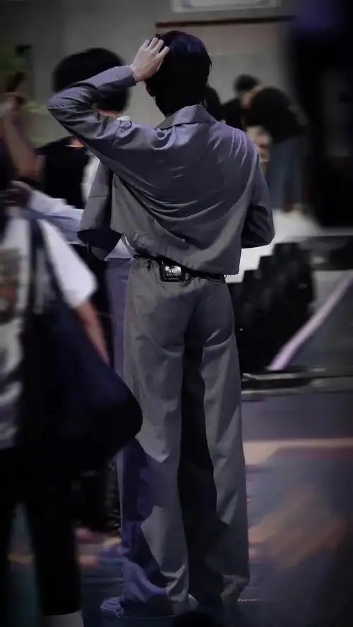 宋亚轩背影安全感#宋亚轩背影照合集9615身姿挺拔,大宽肩好有