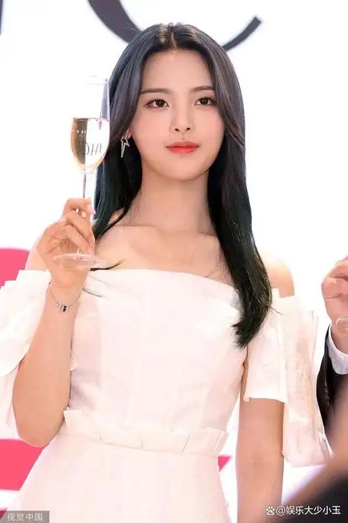 最近,杨超越的吊带小黑裙写真照再次曝光,展现了她迷人的魅力.