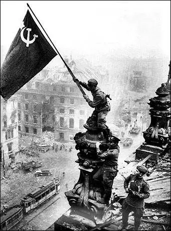 攻克柏林时的标志,就是把苏联国旗插在德国国会大厦.