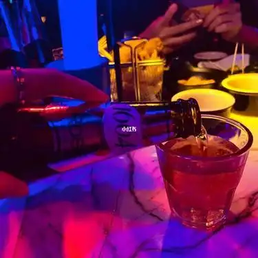 姐妹喝酒时发的朋友圈句子伤感,兄弟姐妹喝酒文案?-语录网