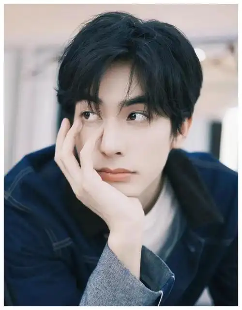 宋威龙的颜值究竟有多高穿上什么都好看