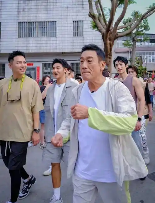 1,梁家辉日前影帝梁家辉被拍到现身祖籍佛山,带领武艺,魏晨等6位年轻