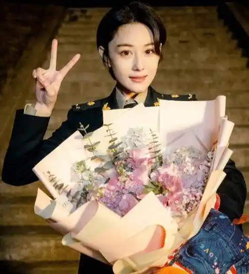 张馨予在发布会被兵哥哥叫嫂子,临场反应体现教养,何捷没看错人_观众