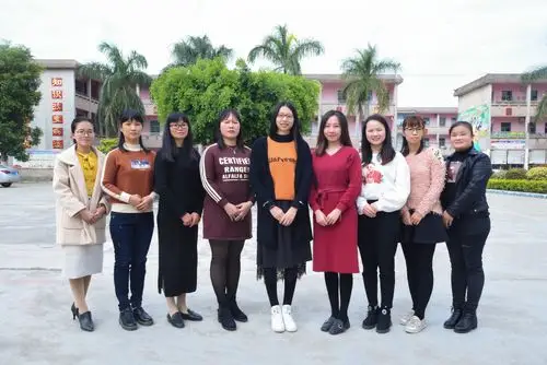 获得"先进班主任"称号的老师合影留念