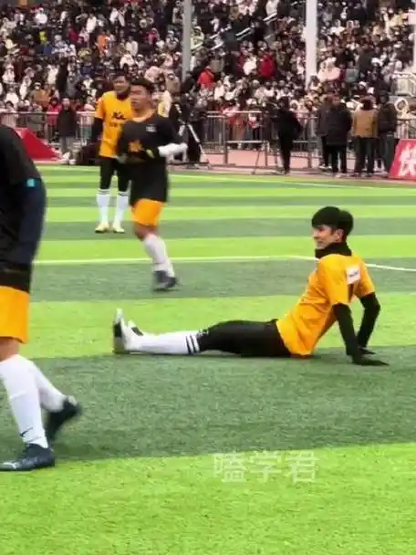 张云龙踢球踢了个360度翻转,太投入了|张云龙_新浪新闻