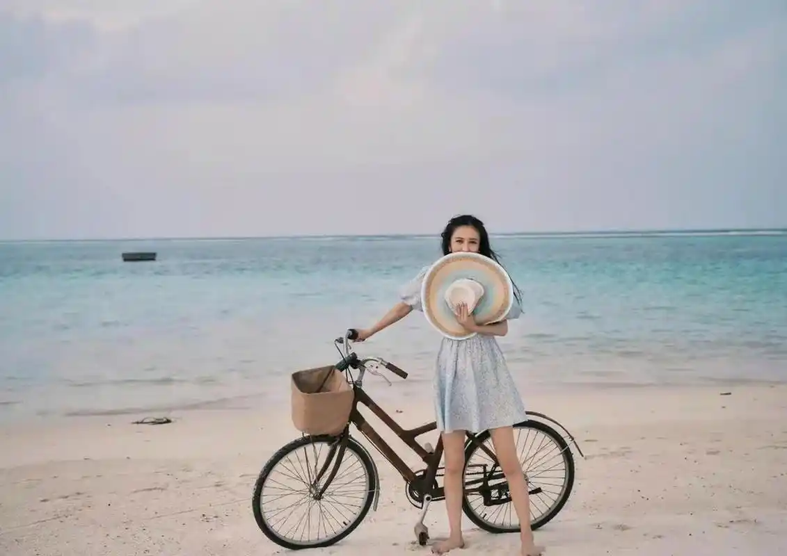 佟丽娅海边碎花裙配单车,太美了!