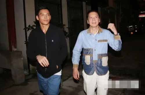 向华强现身避谈周星驰 向太:要个说法