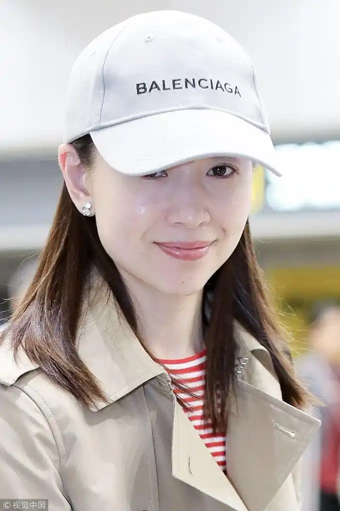 董洁素颜出镜似邻家小姐姐 皮肤亮白脸变圆似有发福迹象