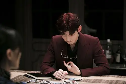 明星大侦探白敬亭金丝眼镜满满禁欲范探案展超强分析能力