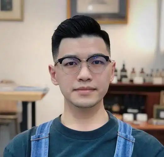 中年男人:别总剪"板寸",太厚重!试试这8款发型,干练又帅气