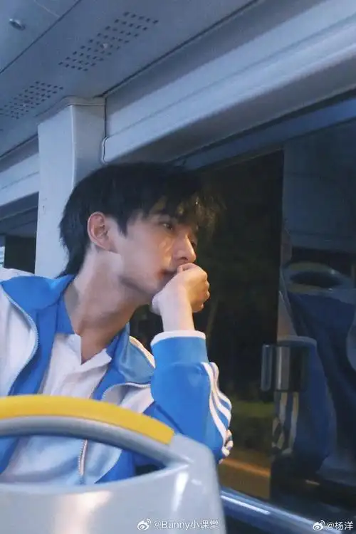 魏大勋杨洋早期同框#救命!这不就是高中生宋焰吗,也太嫩太帅了!