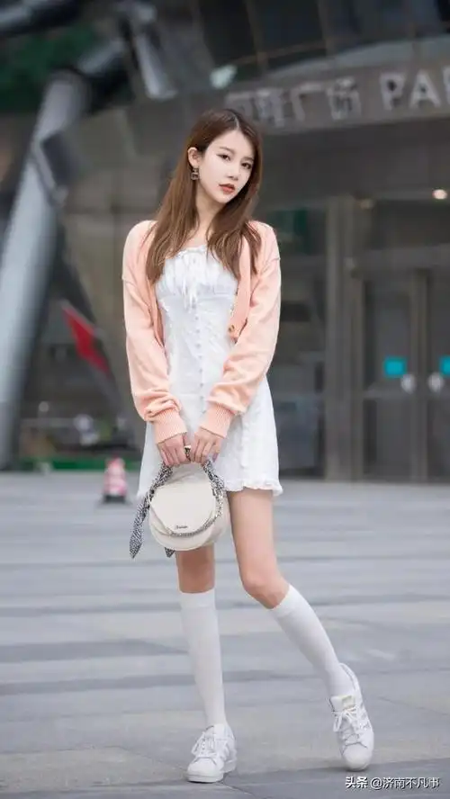 这都入秋了,济南的妹子们竟然还在穿裙子|街拍_网易订阅