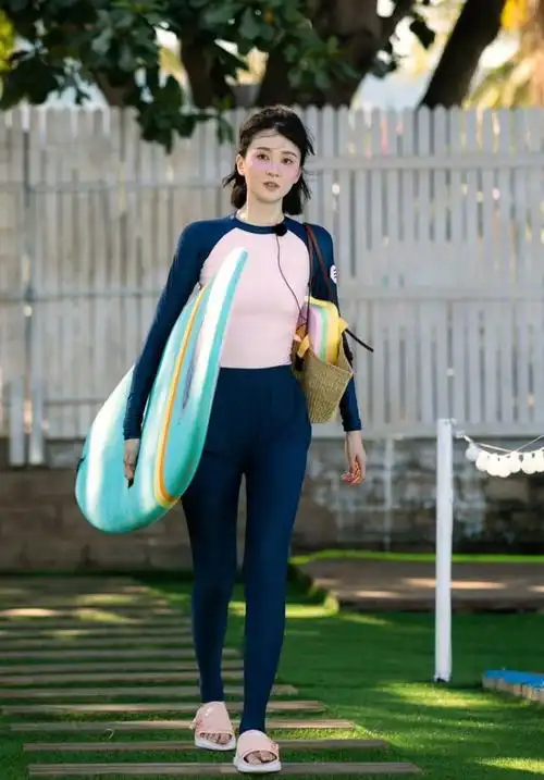 夏日小心机泳衣也可以游出美丽学学小康的乔欣