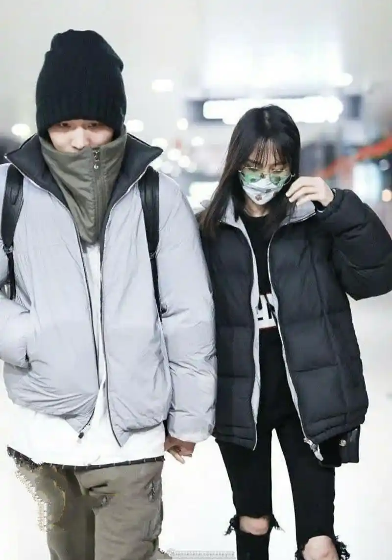 郑爽张恒情侣装,两人十指紧扣甜蜜秀恩爱,网友:一嘴的狗粮!