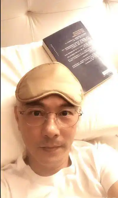 55岁张卫健近照曝光,一脸胶原蛋白帅成鲜肉,网友:林志颖都比不了_生活