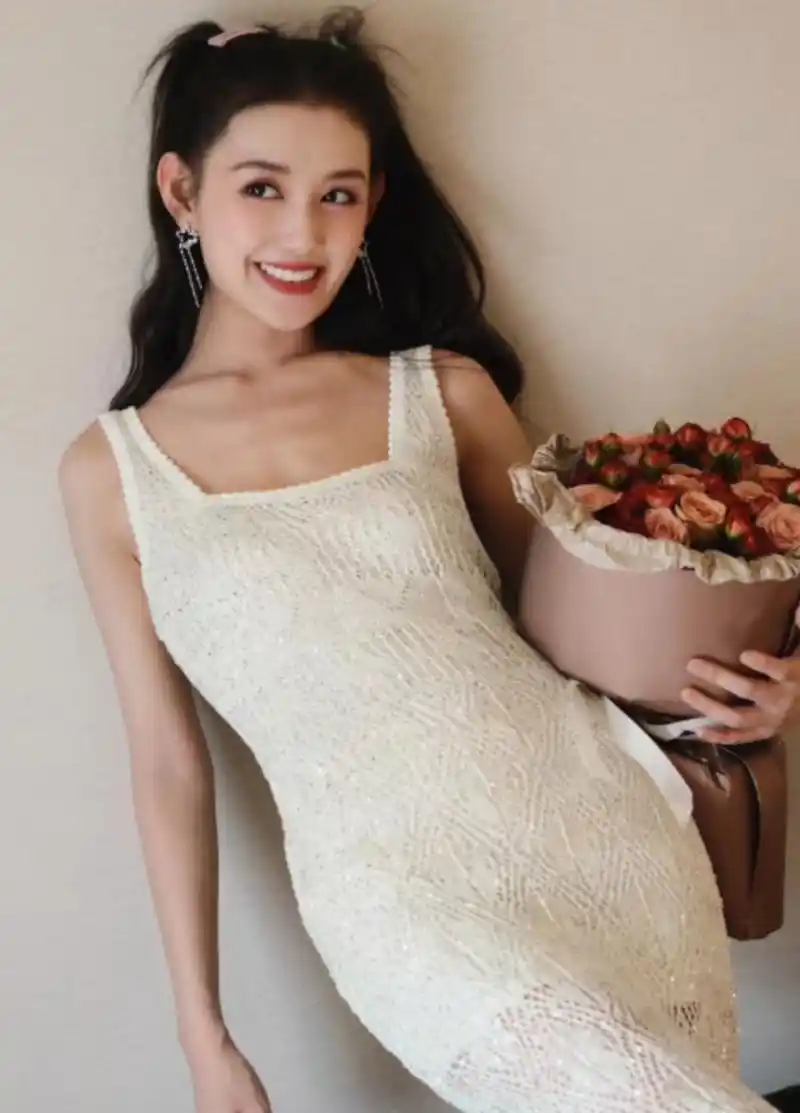 蒋依依抱着鲜花摆pose,白色礼服凹出明星范,她现在瘦得肋骨都变明显了