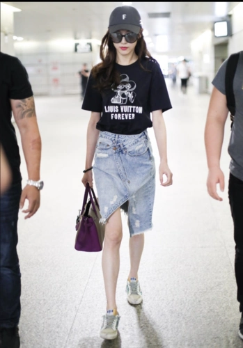 唐嫣穿不规则牛仔裙现身机场笑容甜蜜笔直的筷腿实力抢镜