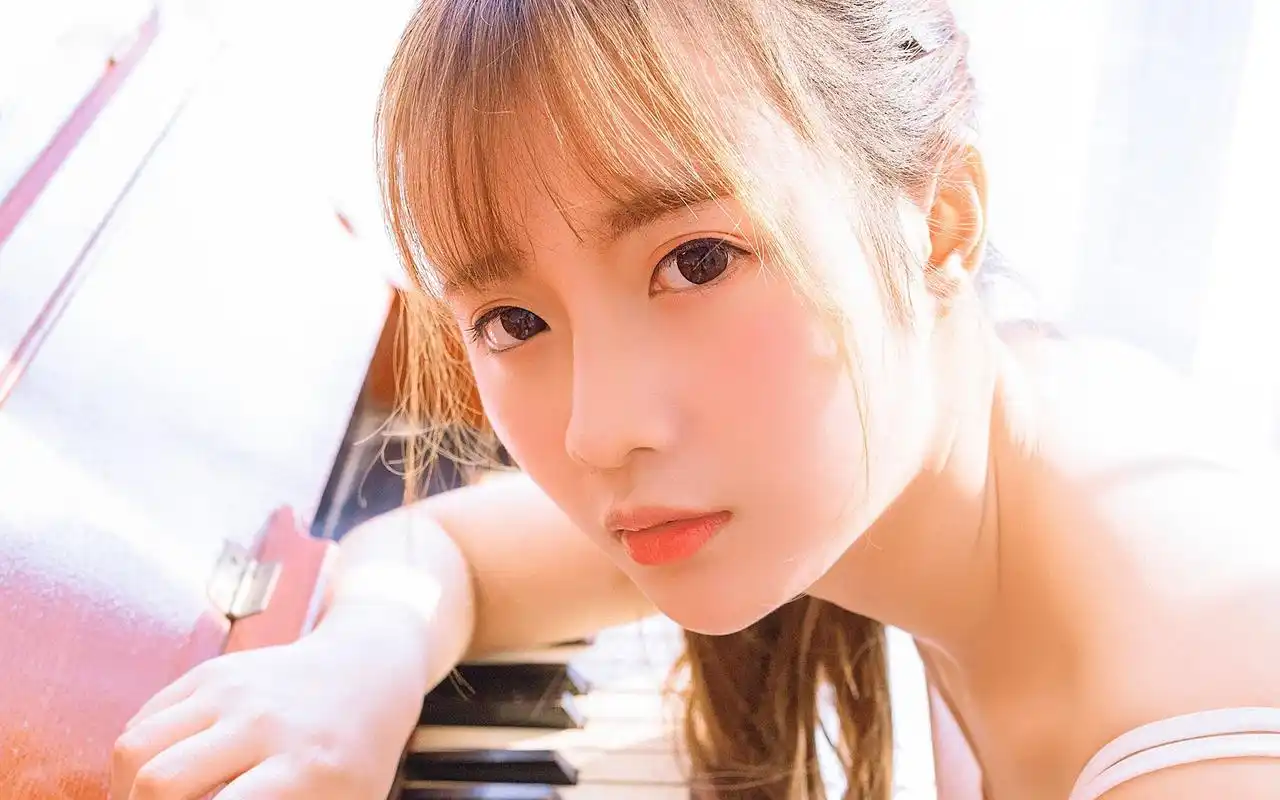 露肩美女白皙美腿迷人写真