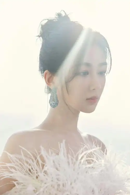 杨紫流光羽毛裙##长相思演唱会