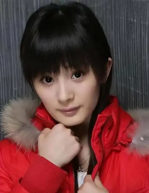 杨幂从小就是个美人胚子,作为童星出道,长大后也顺利进入了娱乐圈,成