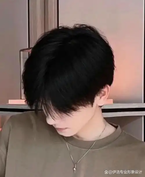 不过需要注意的是,头发少,自然卷发的男生不要选择碎盖头这种发型在烫