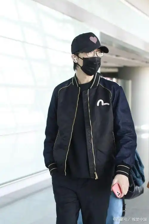 许嵩全黑运动装帅气有型 大长腿优越插兜疾走超酷