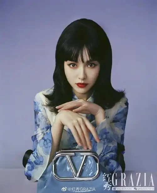 唐嫣产后首封演绎摩登复古青花瓷长裙齐刘海长发显魅力