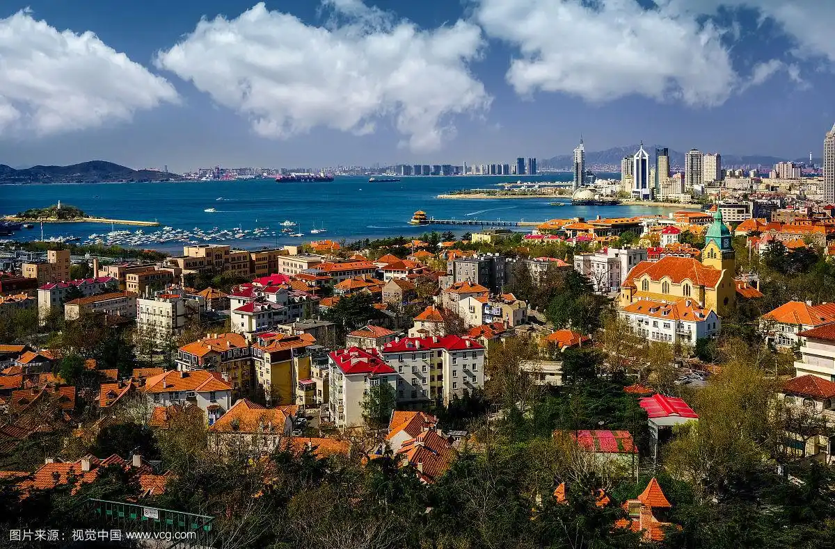 青岛 鸟瞰青岛滨海蓝天 红瓦绿树