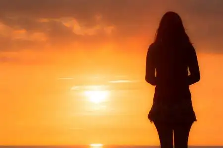 大海在日落时的暴风图片