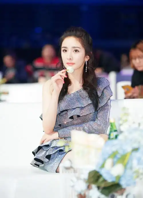 2017腾讯视频星光大赏,杨幂 一身银色礼服耀眼夺目,宛如皓月洒下