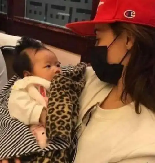 张柏芝三胎"小王子"真名已曝光,生父谜团即将打破,兜转几圈还