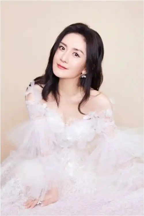 谢娜硬是高调秀身材!穿露脐装秀马甲线,则是能打造出性感美艳范