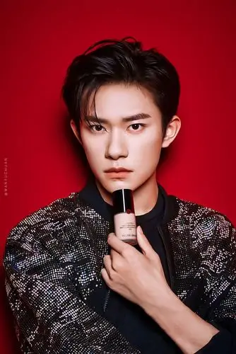 易烊千玺阿玛尼彩妆代言人